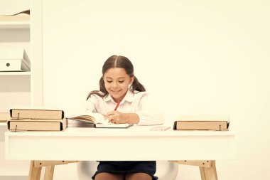 Sınıfa not alan genç bir kız. Genç liseli kız masaya not bırakıyor. Not defterine not alan liseli kız. Not alan genç kız fotoğrafı..