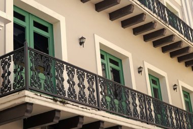 Balkon korkulukları dış tarafta. Balkon parmaklıkları dışarıda. Balkon parmaklıklarının fotoğrafı. Balkon korkulukları evde..
