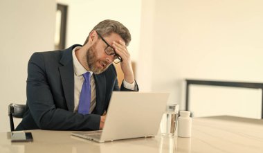 Yöneticinin ofiste fotokopi odası yüzünden ağrısı ve yorgunluğu var. Yöneticinin çalışırken ağrısı ve yorgunluğu var. Adam yöneticisinin ağrısı ve yorgunluğu var. Yöneticinin fotoğrafında ağrı ve yorgunluk var..