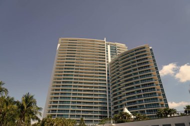 Gökdelen cephesi mimarisinin perspektifi. Miami 'deki gökdelen cephesi mimarisi. Florida 'daki gökdelen cephesi mimarisi. Miami 'de gökdelen cephesi mimarisi.