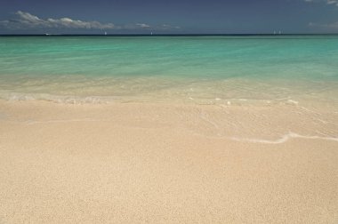 Yaz tatilinde deniz manzarası, seçici odaklanma. Yaz tatilindeki deniz manzarası. Yaz tatilinde güzel bir deniz manzarası. Yaz tatilinde deniz manzarası fotoğrafı.