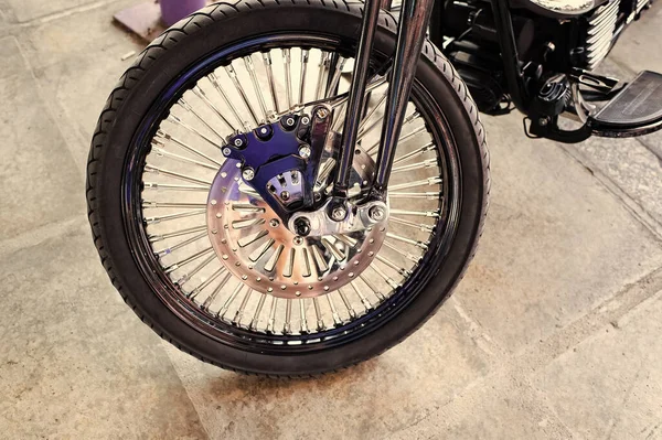 定制摩托车或切割机自行车的详细定制铬转轮 — 图库照片