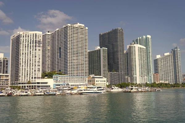 フロリダ州マイアミ2021年4月15日高層ビルが立ち並ぶダウンタウンの大都市の街並み — ストック写真