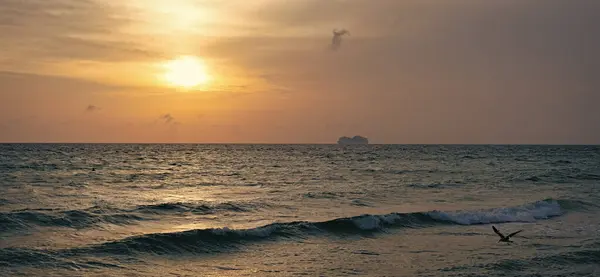Gündoğumu Gökyüzünde Panoramik Deniz Manzarası Ufku Gün Doğumunda Deniz Manzaralı — Stok fotoğraf