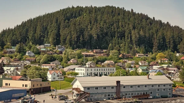 美国阿拉斯加州Wrangell 2019年5月26日 美国阿拉斯加州Wrangell镇 山脚下的城镇房屋 山景上的城镇风景 城镇建筑 — 图库照片