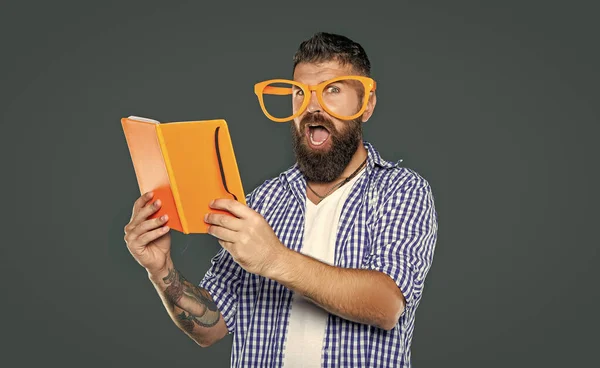 Stupito Divertente Barbuto Uomo Partito Occhiali Lettura Libro — Foto Stock