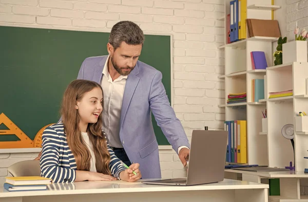 Criança Alegre Com Professor Sala Aula Usar Laptop — Fotografia de Stock