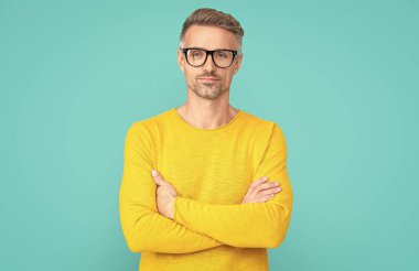 Stüdyoda gözlüklerin içine bak. Dostum, arka plandaki göz takılarına bak. Gözlüklü bir adamın fotoğrafı. Adam mavi üzerine izole göz giysisi bak.