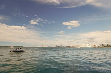 Limanda tekneyle deniz manzarası. Yazın limanda deniz manzarası. Gün ışığında limanda deniz manzarası. Liman limanında deniz manzarası.