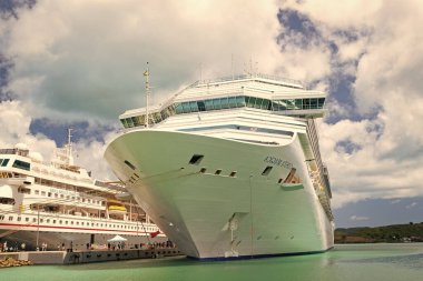 St. Johns, Antigua ve Barbuda - Mart 05, 2016: costa magica seyahat gemisi, ön manzara.