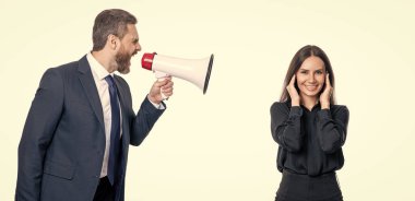 Hoparlörle tartışan iş adamlarının görüntüsü. Hoparlörle tartışan iş adamları beyazları izole ediyor. İş adamları stüdyoda hoparlörle tartışıyor. İş adamları hoparlörle tartışıyor.