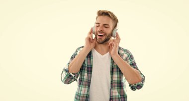 Mutlu adam beyazdan izole edilmiş müziği dinler. Adam arka planda müzik dinliyor. Stüdyoda müzik dinliyoruz. Bir adamın fotoğrafı. Müziği dinle..