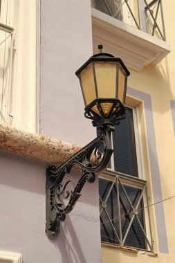 Duvardaki sokak lambası feneri. Sokaktaki sokak lambası feneri. Dışarıda sokak lambası var. Sokak lambası fotoğrafı..