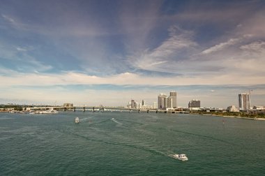 Ufuk çizgisi olan Miami şehri. Miami Şehri Metropolü, Blue Sky 'da. Miami Şehri Metropolis 'in fotoğrafı. Miami şehir manzarası metropolü.