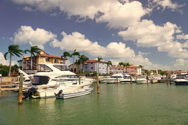 Yaz tatilinde limandaki yat teknesi. Limandaki yat teknesi. Limana yanaşmış yatın fotoğrafı. Limandaki yat teknesi..
