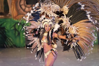 Parintins, Brezilya - 06 Aralık 2015: samba Brezilyalı karnaval dansçısı.