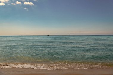 Gün ışığında cennet gibi deniz manzarası. Yaz mevsimi doğayı gün ışığında deniz manzarası. Deniz manzaralı gökyüzü. Deniz manzarasının gündüz fotoğrafı..