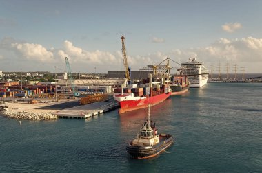 Bridgetown, Barbados - 12 Aralık 2015: konteynırlı kargo gemisi.