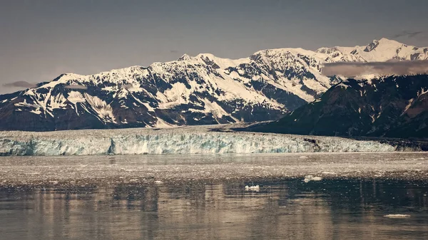 Snöig Bergskust Naturlandskap Glaciärbuktens Natur Snöiga Bergstoppar Hubbard Glaciärnatur Alaska — Stockfoto