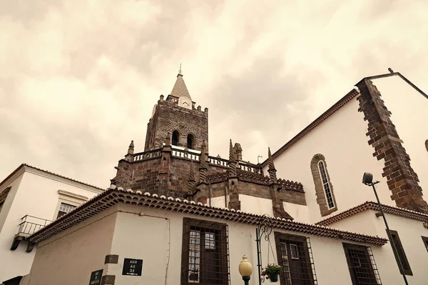 Dışarıdaki katedral kilisesi. Katedral kilise cephesi. Dıştaki katedral kilisesi. Katedral kilisesinin fotoğrafı.