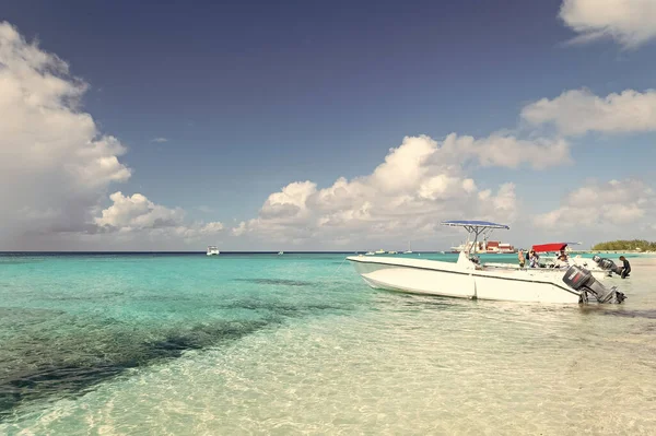 Grand Turk, Turks ve Caicos - 29 Aralık 2015: Yaz tatili yatı, kopyalama alanı.