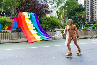 New York, New York, ABD - 25 Haziran 2023: Onur Yürüyüşü 2023 New York 'ta. Gururlu, gökkuşağı lgbtq bayrağı barışı olan bir gay. lgbt ve lgbtq geçit töreni