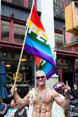 New York, New York, ABD - 25 Haziran 2023: Onur Yürüyüşü 2023 New York 'ta. Gururlu, gökkuşağı lgbtq bayrağı barışı olan bir gay. lgbt ve lgbtq geçit töreni