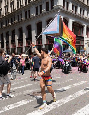New York, New York, ABD - 25 Haziran 2023: Onur Yürüyüşü 2023 New York 'ta. Gururlu, gökkuşağı lgbtq bayrağı barışı olan bir gay. lgbt ve lgbtq geçit töreni
