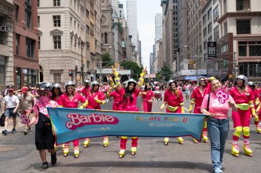 New York, New York, ABD - 25 Haziran 2023: Onur Yürüyüşü 2023 New York 'ta. Barbi pembe lezbiyen kızlar gökkuşağı lgbtq 'ıyla gurur duyarlar. lgbt ve lgbtq geçit narbileri.