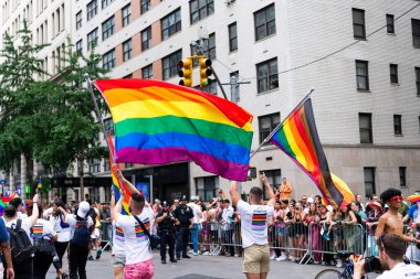 New York, New York, ABD - 25 Haziran 2023: Onur Yürüyüşü 2023 New York 'ta. Gururlu, gökkuşağı lgbtq bayrağı barışı olan bir gay. lgbt ve lgbtq geçit töreni