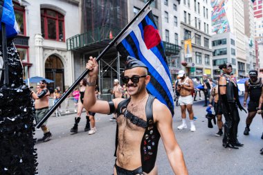 New York, New York, ABD - 25 Haziran 2023: Onur Yürüyüşü 2023 New York 'ta. Sadomazoşizm gururlu erkekler gey gökkuşağı lgbtq. Igbt ve lgbtq geçit töreni takımı. Gay adam.