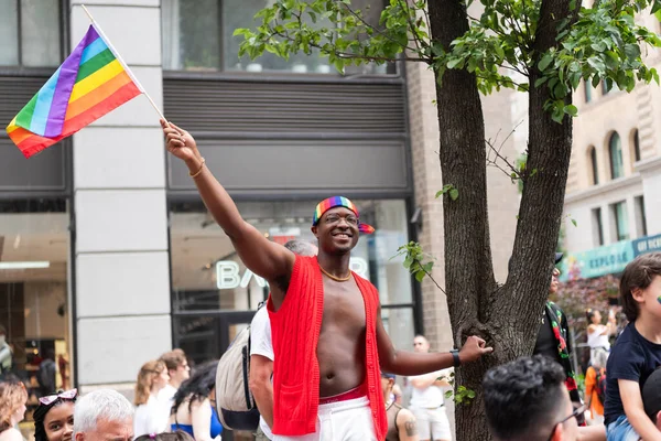 ニューヨーク 2023年6月25日 ニューヨークでのプライド行進パレード2023年 プライド虹色のLgbtの旗の平和を持つ男ゲイ LgbtとLgbtqのパレード — ストック写真