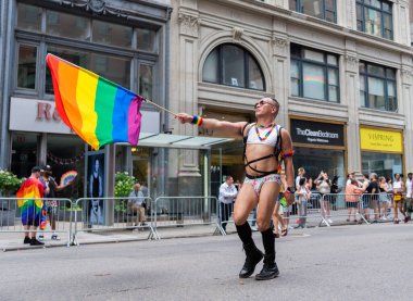 New York, New York, ABD - 25 Haziran 2023: Onur Yürüyüşü 2023 New York 'ta. Gururlu, gökkuşağı lgbtq bayrağı barışı olan bir gay. lgbt ve lgbtq geçit töreni