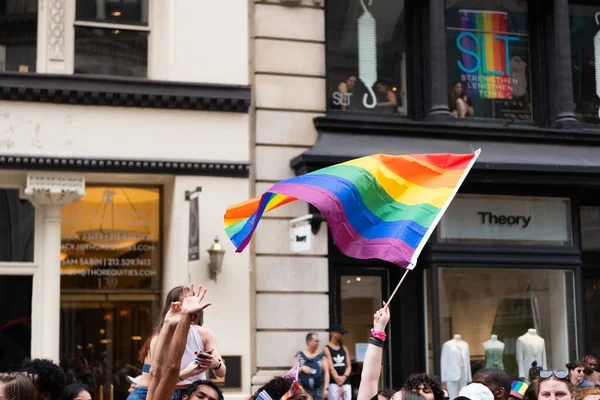 纽约州纽约市 2023年6月25日 2023年纽约的骄傲游行游行 自豪的男人彩虹Lgbtq旗和平 Lgbt和Lgbtq游行 — 图库照片