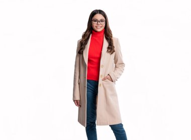 Moda ve şık bir genç kız. Şık ve kendine güvenen genç bir modacı. Şık bir ceket giyen genç kız. Sonbahar modası. Moda anlayışı olan trend bir kız. Modası geçmiş genç kız..