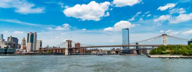 Brooklyn 'de panoramik manzara. Brooklyn 'deki tarihi köprünün mimarisi. şehir köprüsü mimarisi. Manhattan 'daki Brooklyn Köprüsü' nün manzarası. New York 'taki Brooklyn Köprüsü. Manhattan yolu..