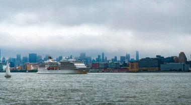 New York, ABD - 11 Temmuz 2023: Bir sonraki Manhattan 'da seyahat gemisi Regent Navigator. New York Manhattan 'ın Skyline' ı Hudson Nehri yolcu gemisiyle seyahat ediyor. NCL.H naip yolcu gemisi.