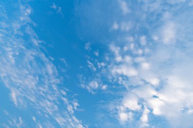 Gökyüzü ve bulutlar. Bulanık bir arka plan. Bulutlu gökyüzü. Bulutlu gökyüzü arka planı. Bulutlu bir arkaplan. Gökyüzünde bulut. Bulutlu arka plan. Bulutlu mavi gökyüzü. Engin mavi gökyüzü.