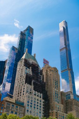 New York, ABD - 22 Temmuz 2023: Manhattan 'ın gökdelen mimarisini gören Central Park. Parkın eşsiz perspektifi.