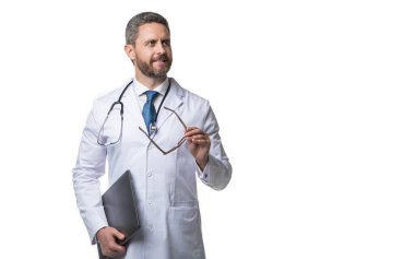 Doktorun e-tıbbı tanıtımı beyaza izole edilmiş, kopyalama alanı. Doktor stüdyoda ilaç öneriyor. Doktor arka planda e-tıp sunumu yapıyor. e-tıp ve bilgisayarlı doktor fotoğrafı..