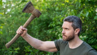 Dışarıda baltayla vurulan bir adamın fotoğrafı. Adam baltayla vurulmuş. Baltayla vurulmuş bir adam. Baltayla vurulan bir adam..