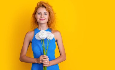 Arka planda yürüyüş çiçekleri olan güzel kız, boşluğu kopyala. Mart ayı çiçekli güzel kız fotoğrafı. Yürüyüş çiçekli güzel kız sarıda izole edilmiş. Stüdyoda çiçekli güzel kız..