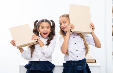 Lise eğitimi. Kızlar için okul eğitimi. Çocuk kızlar masanın üstünde. Okul dersine hazırım. Okuldaki iki kız. Eğitim ve bilgi. Çocuklar klasörü tutuyor. Mola zamanı..