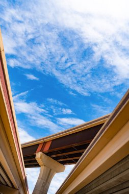 Yapısal üstgeçit. Köprünün üst geçit yapısı. Yapısal yol. Yol ayrımı. Ulaşım sisteminin üstgeçit mimarisi. Otobanda köprü üstü. Modern üstgeçit tasarımı.