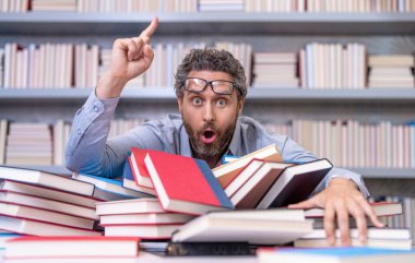 Okula dönüyorum. Kitaplı üniversite eğitimi. Okul öğretmeni eğitimi sever. En iyi fikir. Okul kütüphanesindeki kitap kurdu ineği. Üniversite profesörü öğrenme ve öğrenme. okul eğitimi.