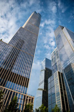 Metropolis 'teki mimari bina. Gökdelen perspektif görüntüsü. New York şehir mimarisi. Perspektif şehir gökdeleni. Modern gökdelen binası. Kent manzaralarını şekillendiren dikey şehirler.