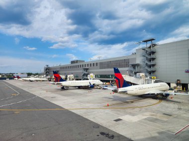 New York City, ABD - 12 Mayıs 2023: Laguarda Havaalanı Terminali 'ndeki Delta Havayolları uçağı.