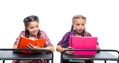 Okul çocukları kitapla çalışır. Okul çocukları sınıfta ders çalışır. Lisede eğitim. Kızlar ödevlerini yapmak için kitap tutuyorlar. Okula dönüyorum. Bilgi yolculuğu.