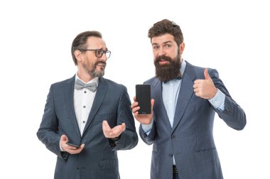 İzleme çevrimiçi. Mobil uygulama akıllı telefonu. İnternetten al ve sat. Çevrimiçi bankacılık hizmeti kavramı. Kullanışlı bir uygulama. Güncelleme indir. İş adamları çevrimiçi modern teknolojiden faydalanıyor.