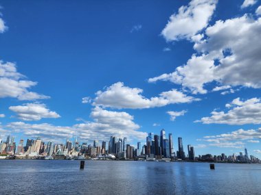 New York City, ABD - 06 Mayıs 2023: Manhattan Metropolis şehir merkezi New York 'un gökdelen şehri manzaralı.